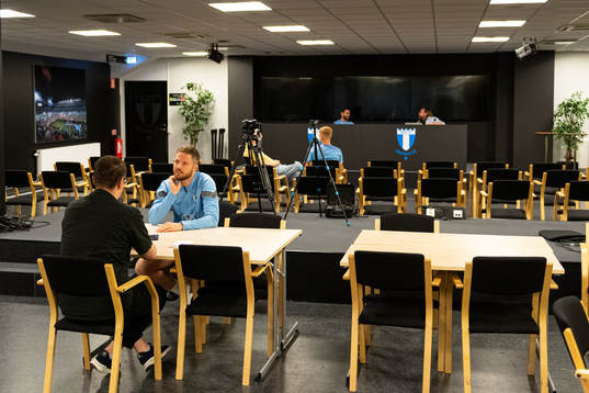 Lasse Nielsen, Hugo Larsson och Erdal Rakip i samtal med
