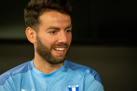 Erdal Rakip i samtal med media