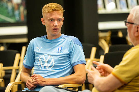 Hugo Larsson i samtal med media