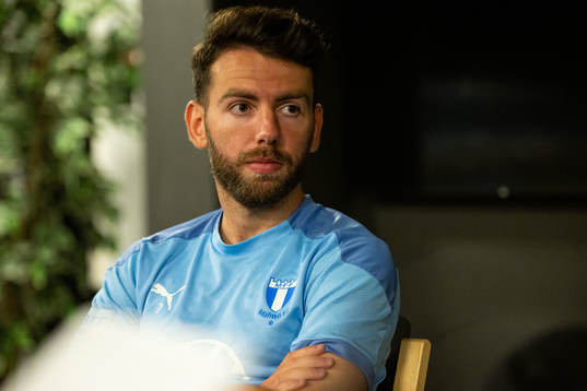 Erdal Rakip i samtal med media