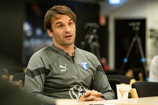 tränare Milos Milojevic i samtal med media