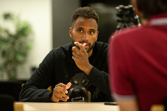 Isaac Kiese Thelin i samtal med media