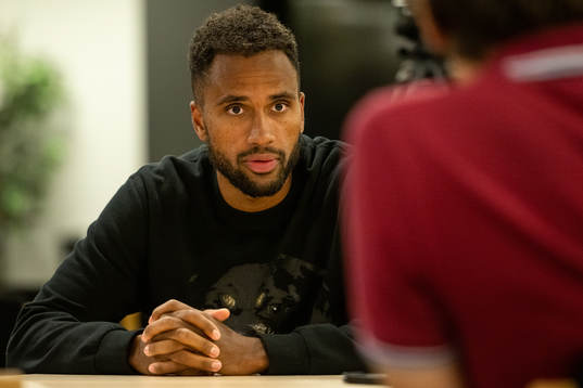 Isaac Kiese Thelin i samtal med media