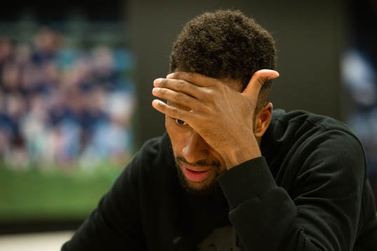Isaac Kiese Thelin i samtal med media