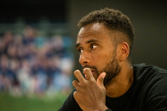 Isaac Kiese Thelin i samtal med media