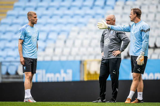 Felix Beijmo i samtal med målvakt Johan Dahlin