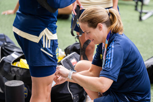 Linda Sembrant receives treatment from Jenny Larsson,