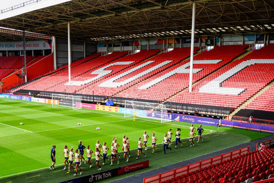 Players of Sweden warm up
