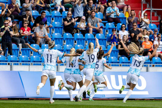 Players of Norway celebrate the 0-1 goal by Iris Omarsdottir