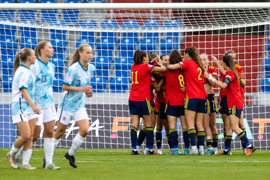 Players of Spain celebrate the 1-1 goal