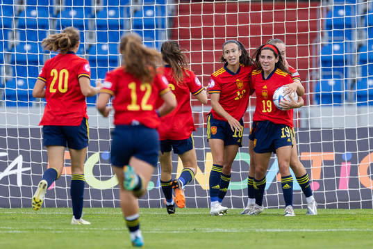 Players of Spain celebrate the 1-1 goal