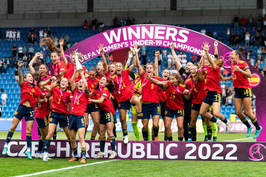 Players of Spain celebrate
