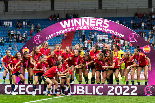 Players of Spain celebrate