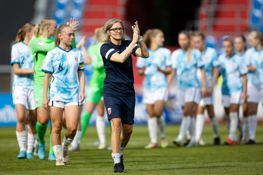 Hege Riise, Head coach of Norway looks dejected