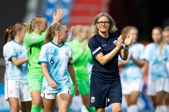 Hege Riise, Head coach of Norway looks dejected