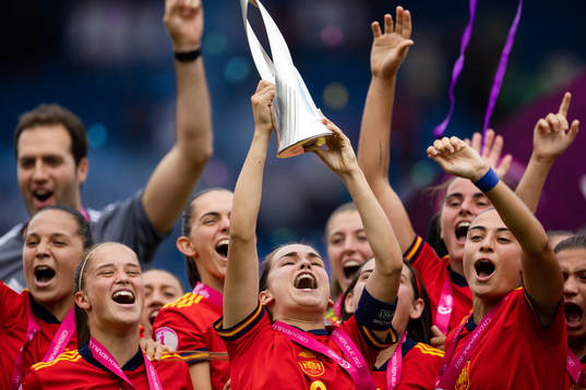 Players of Spain celebrate with the trophy