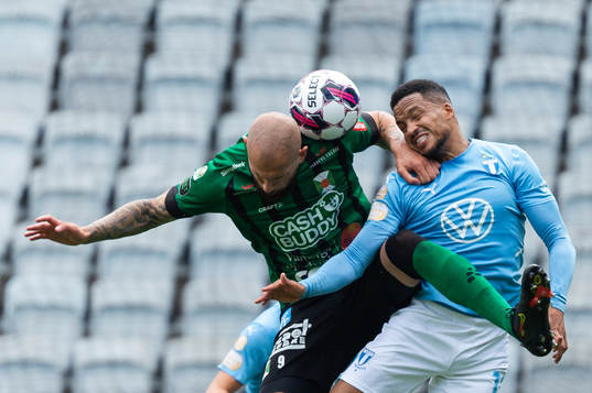 Varbergs Robin Simovic och Malmö FFs Martin Olsson