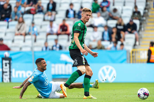 Malmö FFs Sergio Pena och Varbergs målvakt Viktor
