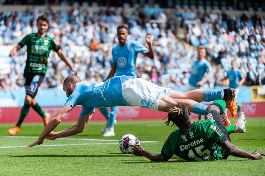 Varbergs Gideon Mensah och Malmö FFs Jo Inge Berget