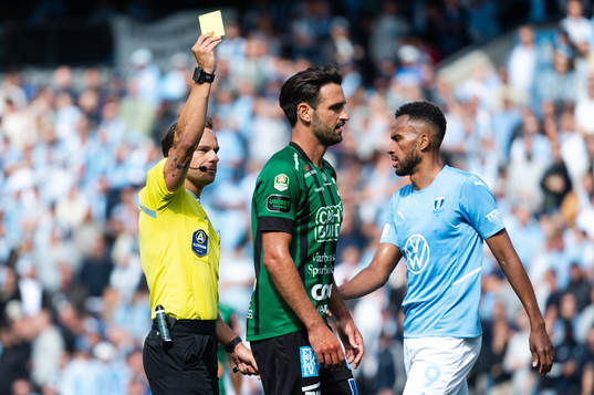 Varbergs Oliver Stanisic får en varning av domare