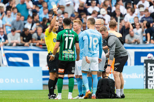 Varbergs Ismet Lushaku får en varning av domare Kristoffer