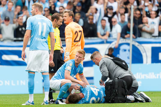 Malmö FFs Lasse Nielsen har ont