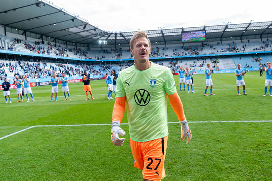 Malmö FFs målvakt Johan Dahlin jublar