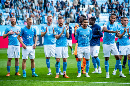 Malmö FFs spelare jublar med supportrarna