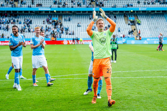 Malmö FFs målvakt Johan Dahlin jublar med supportrarna