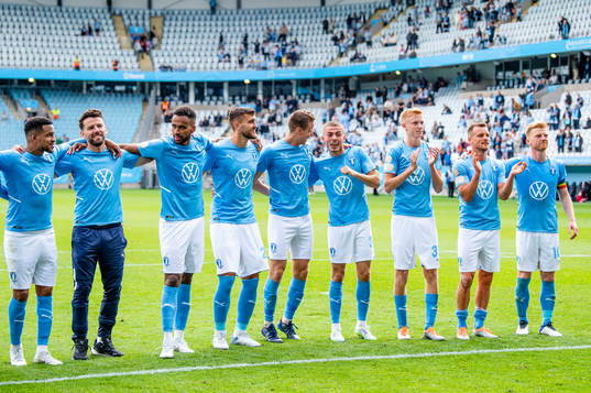 Malmö FFs spelare jublar med supportrarna