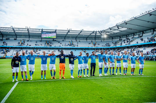Malmö FFs spelare jublar med supportrarna