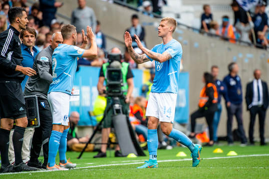 Malmö FFs Felix Beijmo går ut och in kommer Eric Larsson