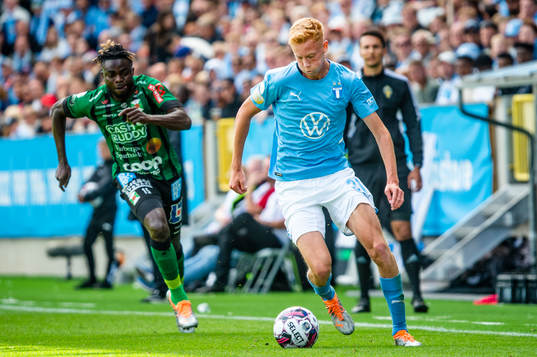 Malmö FFs Hugo Larsson mot Varbergs Gideon Mensah