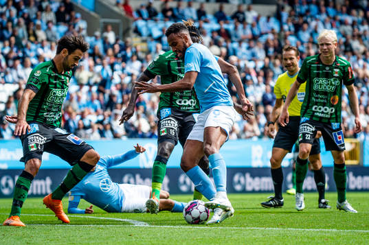 Malmö FFs Isaac Kiese Thelin mot Varbergs Oliver Stanisic