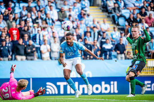Malmö FFs Isaac Kiese Thelin mot Varbergs målvakt Fredrik
