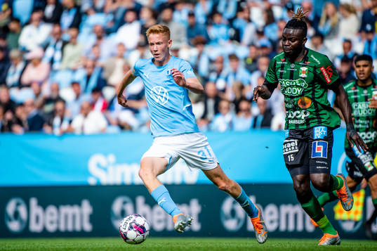 Malmö FFs Hugo Larsson mot Varbergs Gideon Mensah