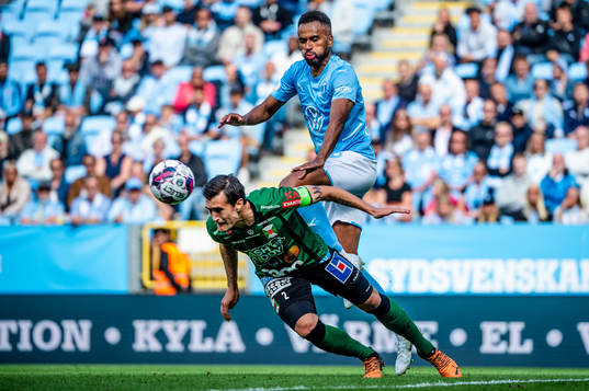 Malmö FFs Isaac Kiese Thelin mot Varbergs Jon Birkfeldt
