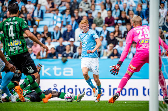 Malmö FFs Hugo Larsson mot Varbergs målvakt Fredrik