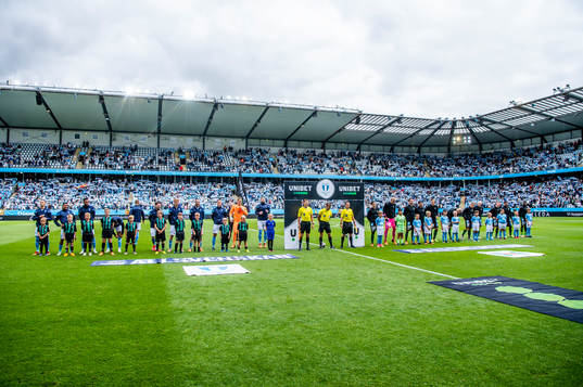 Lagen ställer upp på Eleda stadion innan fotbollsmatchen