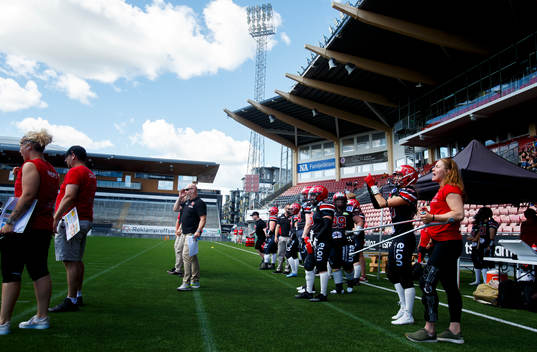 Vy från Carlstads avbytarplats med en skadad spelare