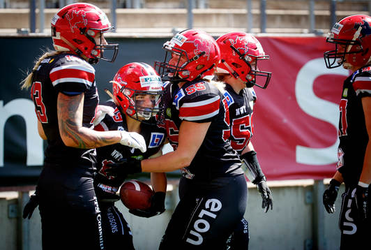 Carlstad Crusaders Olga Sotillo jublar med Linda Johansson