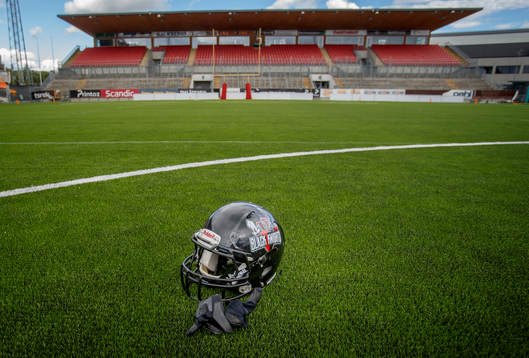 Örebro Black Knights hjälm på planen