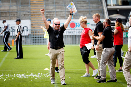 Carlstad Crusaders damtränare Henrik Dahl jublar