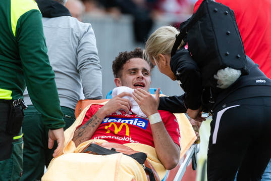 Degerfors Justin Salmon lämnar planen på bår