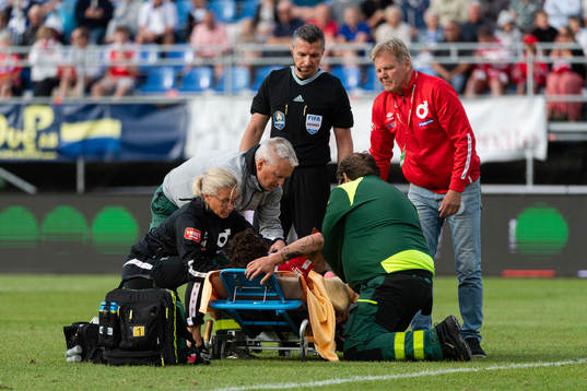 Degerfors Justin Salmon lämnar planen på bår
