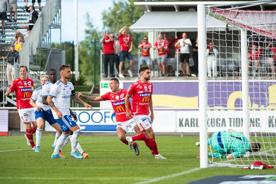 Degerfors Daniel Krezic och Nikola Djurdjic jublar