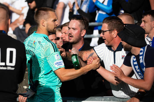 IFK Norrköpings målvakt Oscar Jansson pratar med