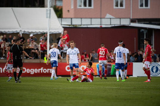 Degerfors Diego Campos diskuterar domarens beslut
