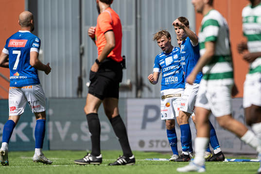 Norrbys Anton Wede jublar med lagkamrater