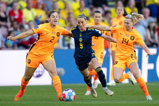 Kosovare Asllani of Sweden against Aniek Nouwen and Jackie